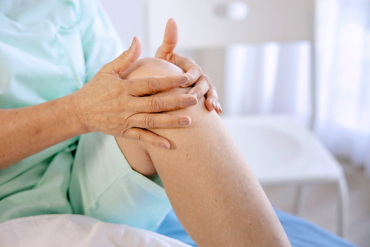 Persona-mayor-tocandose-la-rodilla-por-dolor-artrosis-prevenirse